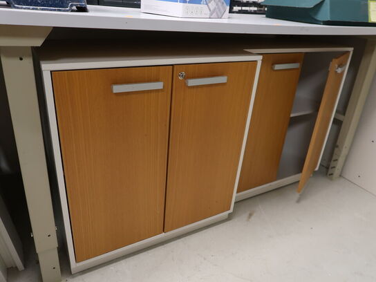 Bord med 2 stk. underskabe inkl. indhold (tingene på bordet medfølger ikke) (OBS står i kælder)