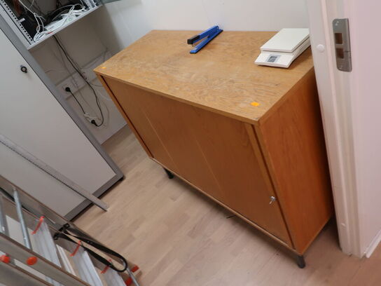 Skab med jalousilåge med indhold