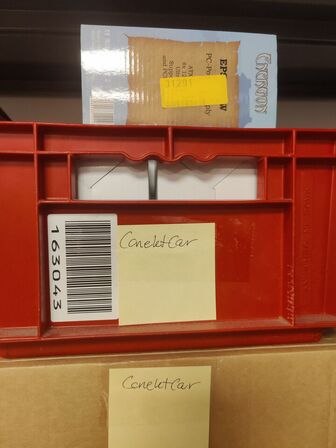 Stort lot med reoler og eketronik indhold (køber skal selv afmontere) (OBS står i kælder)