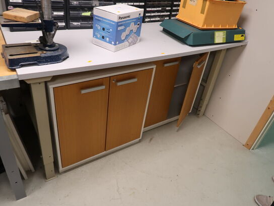 Bord med 2 stk. underskabe inkl. indhold (tingene på bordet medfølger ikke) (OBS står i kælder)