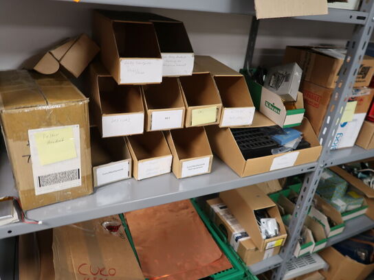 Stort lot med reoler og eketronik indhold (køber skal selv afmontere) (OBS står i kælder)