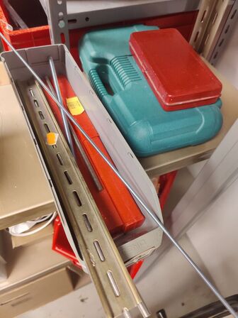 Stort lot med reoler og eketronik indhold (køber skal selv afmontere) (OBS står i kælder)