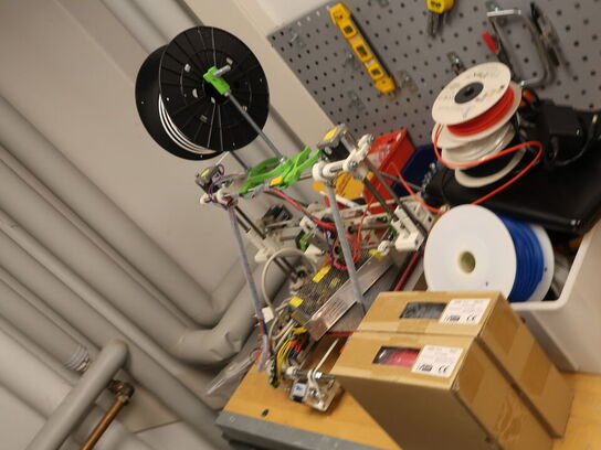 3D printer (hjemmebygge/printet) (OBS står i kælder)