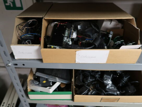 Stort lot med reoler og eketronik indhold (køber skal selv afmontere) (OBS står i kælder)