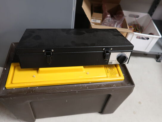 Stort lot med reoler og eketronik indhold (køber skal selv afmontere) (OBS står i kælder)