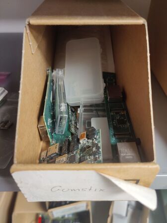 Stort lot med reoler og eketronik indhold (køber skal selv afmontere) (OBS står i kælder)