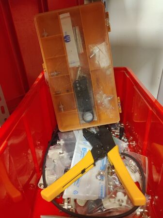 Stort lot med reoler og eketronik indhold (køber skal selv afmontere) (OBS står i kælder)