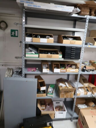 Stort lot med reoler og eketronik indhold (køber skal selv afmontere) (OBS står i kælder)