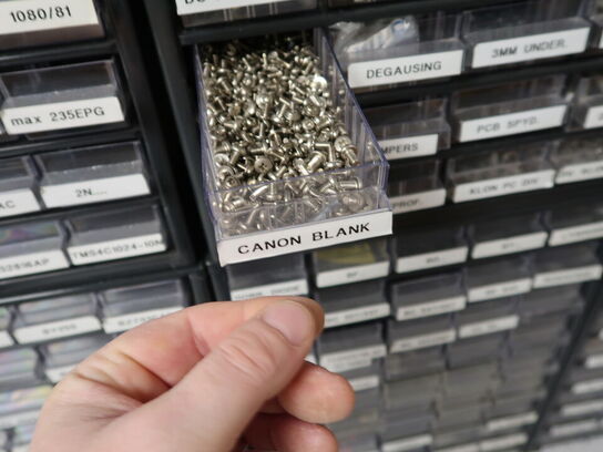 7 stk. Sortimentskasser med indhold (OBS står i kælder)