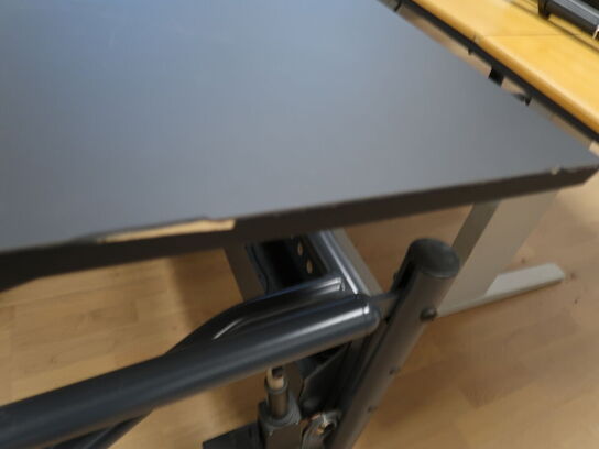 El Hæve/sænke skrivebord med skrivebordsstol (skærmbeslag på bordet medfølger ikke)