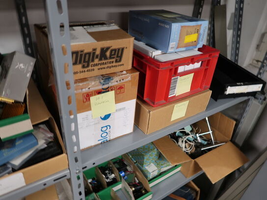 Stort lot med reoler og eketronik indhold (køber skal selv afmontere) (OBS står i kælder)