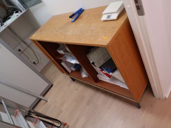 Skab med jalousilåge med indhold