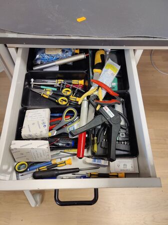 Montagebord i Alu med lampe, testledninger og Ergotec skrivebordsstol