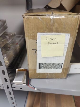 Stort lot med reoler og eketronik indhold (køber skal selv afmontere) (OBS står i kælder)