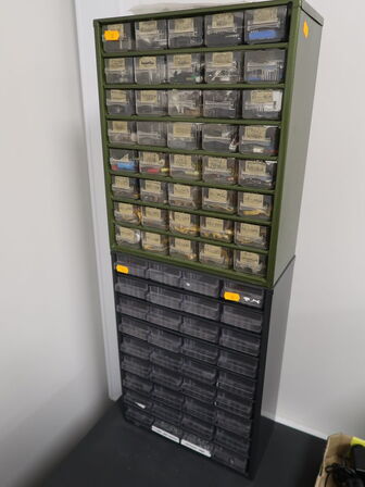 2 stk. Sortimentskasser med elektronik indhold