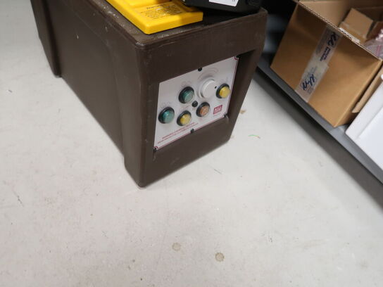 Stort lot med reoler og eketronik indhold (køber skal selv afmontere) (OBS står i kælder)