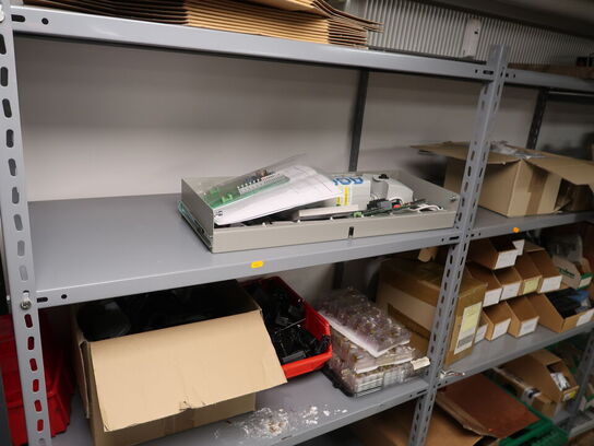 Stort lot med reoler og eketronik indhold (køber skal selv afmontere) (OBS står i kælder)