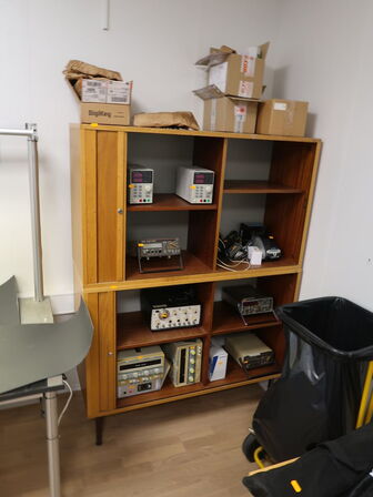 2 stk. Skabe med jalousilåge (uden indhold) - det ene er på fødder