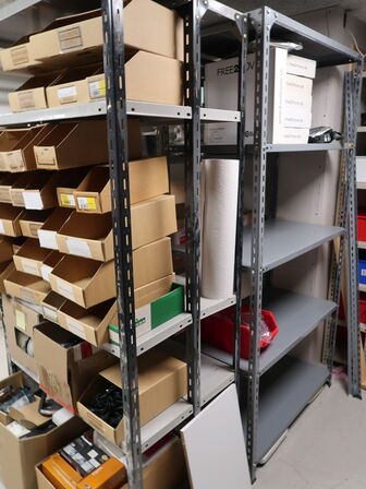 Stort lot med reoler og eketronik indhold (køber skal selv afmontere) (OBS står i kælder)