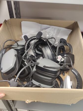 Stort lot med reoler og eketronik indhold (køber skal selv afmontere) (OBS står i kælder)