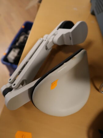 Arbejdsbord med udtæk (tingene på bordet medfølger ikke)