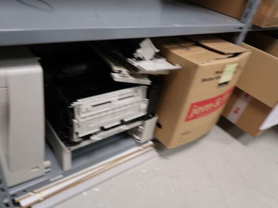 Stort lot med reoler og eketronik indhold (køber skal selv afmontere) (OBS står i kælder)