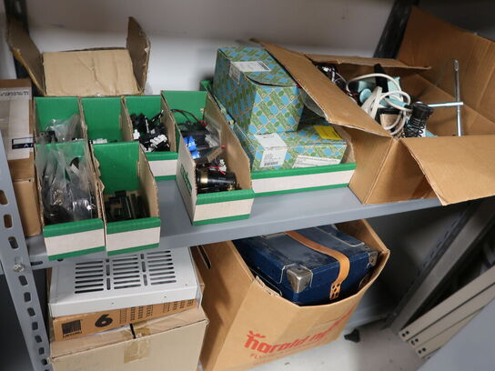 Stort lot med reoler og eketronik indhold (køber skal selv afmontere) (OBS står i kælder)