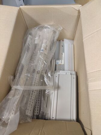 Stort lot med reoler og eketronik indhold (køber skal selv afmontere) (OBS står i kælder)