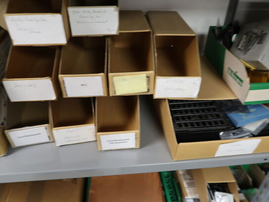 Stort lot med reoler og eketronik indhold (køber skal selv afmontere) (OBS står i kælder)