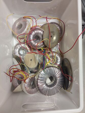 Stort lot med reoler og eketronik indhold (køber skal selv afmontere) (OBS står i kælder)