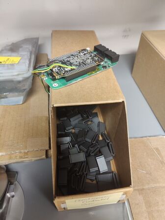 Stort lot med reoler og eketronik indhold (køber skal selv afmontere) (OBS står i kælder)