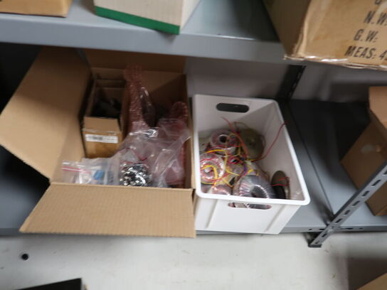 Stort lot med reoler og eketronik indhold (køber skal selv afmontere) (OBS står i kælder)