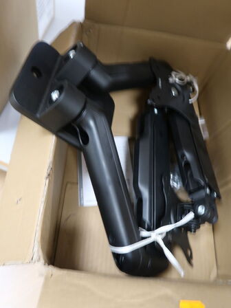 Dobbelt skærmbeslag DELTACO