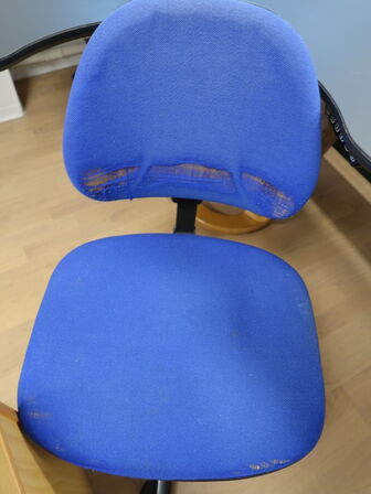 El Hæve/sænke skrivebord med skrivebordsstol (skærmbeslag på bordet medfølger ikke)