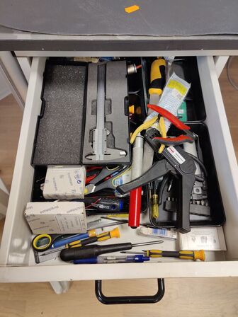 Montagebord i Alu med lampe, testledninger og Ergotec skrivebordsstol