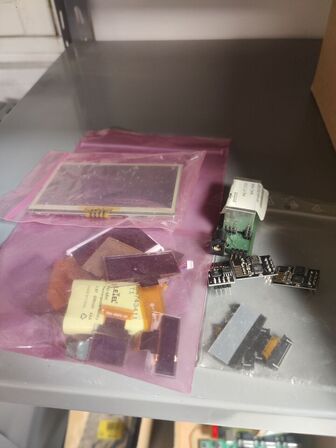 Stort lot med reoler og eketronik indhold (køber skal selv afmontere) (OBS står i kælder)