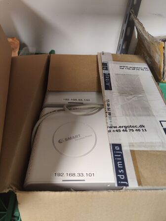 Stort lot med reoler og eketronik indhold (køber skal selv afmontere) (OBS står i kælder)