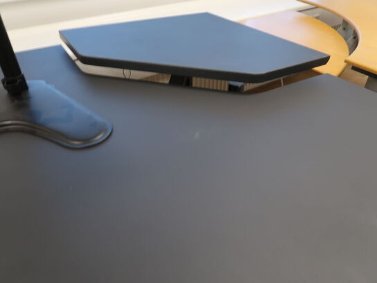 El Hæve/sænke skrivebord med skrivebordsstol (skærmbeslag på bordet medfølger ikke)