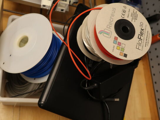 3D printer (hjemmebygge/printet) (OBS står i kælder)