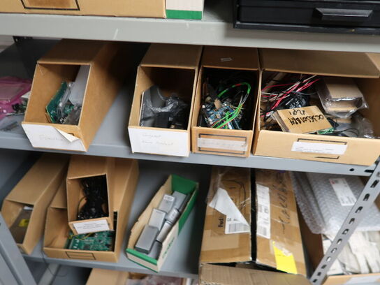 Stort lot med reoler og eketronik indhold (køber skal selv afmontere) (OBS står i kælder)