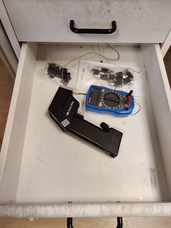 Montagebord i Alu med lampe, testledninger og Ergotec skrivebordsstol