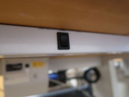 El Hæve/sænke skrivebord med skrivebordsstol (Tingene på bordet medfølger ikke)