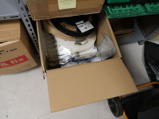 Stort lot med reoler og eketronik indhold (køber skal selv afmontere) (OBS står i kælder)