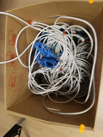 Kasse med netværkskabler