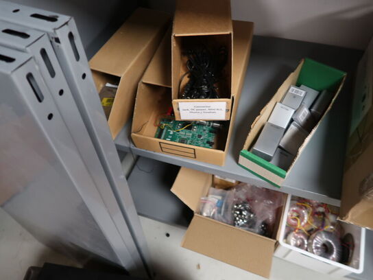 Stort lot med reoler og eketronik indhold (køber skal selv afmontere) (OBS står i kælder)