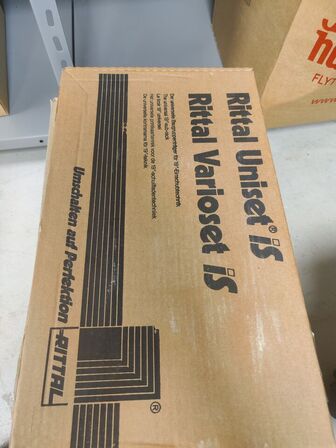 Stort lot med reoler og eketronik indhold (køber skal selv afmontere) (OBS står i kælder)