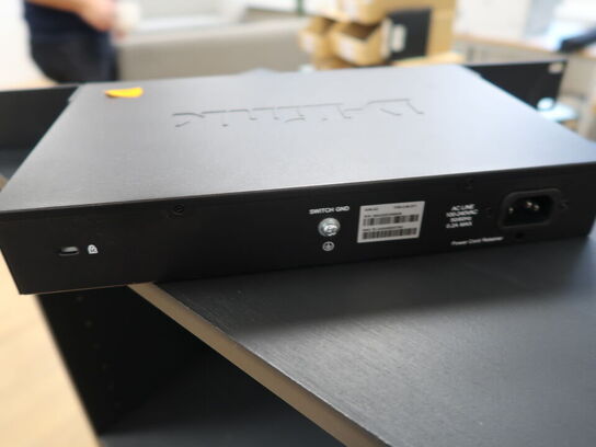 D-Link 19" 16 port switch 1Gbit/ Lenovo thinkpad display 