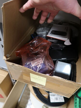 Stort lot med reoler og eketronik indhold (køber skal selv afmontere) (OBS står i kælder)