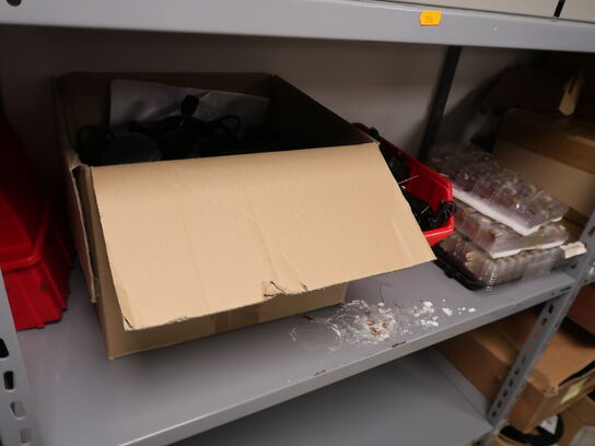 Stort lot med reoler og eketronik indhold (køber skal selv afmontere) (OBS står i kælder)