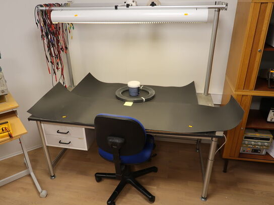 Montagebord i Alu med lampe, testledninger og Ergotec skrivebordsstol